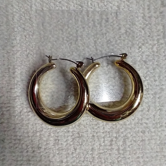 Goldtone large wire hoop earrings - Picture 1 of 3